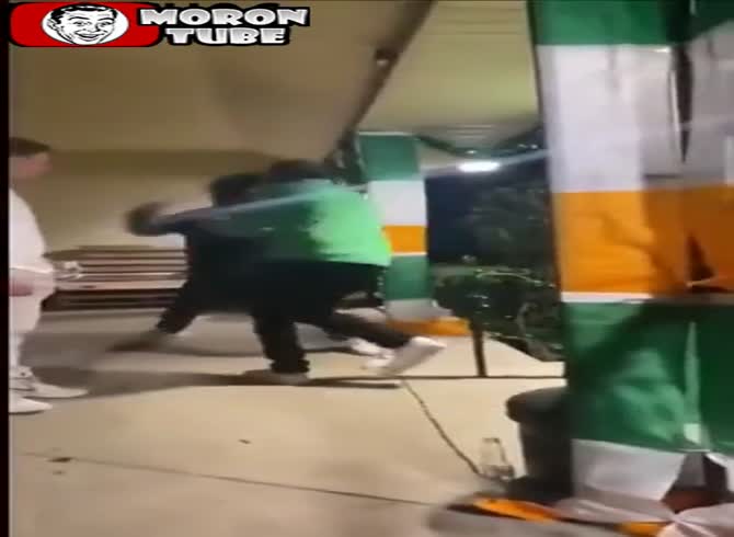 Video :He tries to attack a man and is instantly put to sleep6666